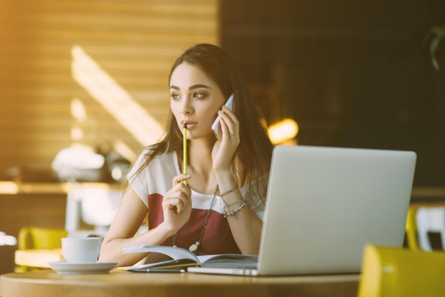 Instructor revisando análisis de backlinks en sesión práctica